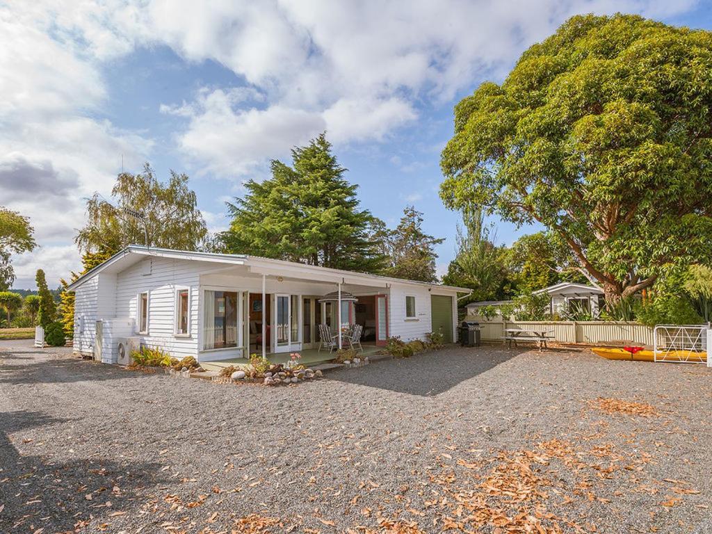 Lake Edge Cottage - Waitahanui Holiday Home Ngoại thất bức ảnh